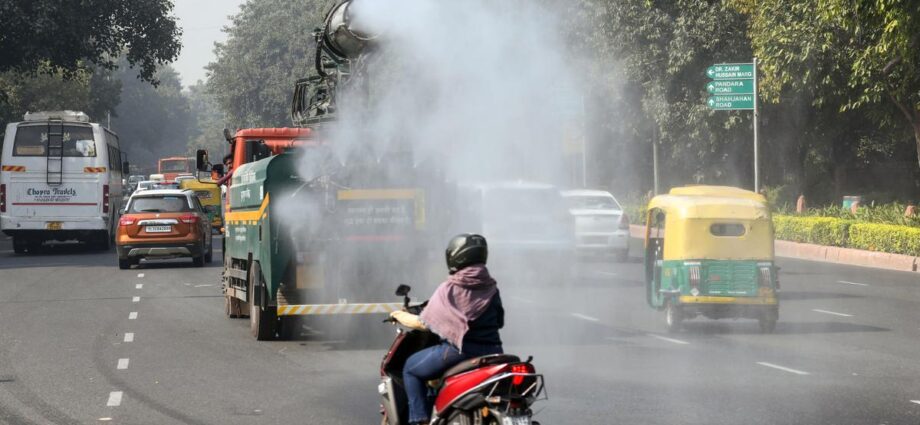 दिल्ली-NCR की हवा में सुधार जारी है। दिसंबर की शुरुआत में AQI 200 से नीचे पहुंचा, आज औसत AQI 161 दर्ज हुआ। आनंद विहार 178, अलीपुर 150, आया नगर 110, चांदनी चौक 202, द्वारका 186। हवा की गुणवत्ता में सुधार से स्मॉग संकट घट रहा है।